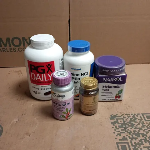 TOTE OF APPROXIMATELY 20 ASSORTED HEALTH/VITAMIN RELATED ITEMS TO INCLUDE MELATONIN, VITAMIN A, MASTIC GUM, PGX DAILY, BETAINE HCI + PEPSIN ETC