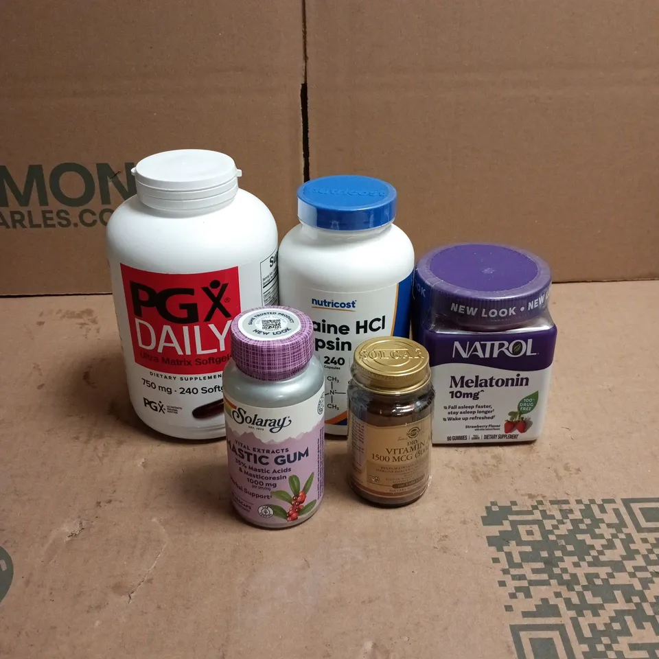 TOTE OF APPROXIMATELY 20 ASSORTED HEALTH/VITAMIN RELATED ITEMS TO INCLUDE MELATONIN, VITAMIN A, MASTIC GUM, PGX DAILY, BETAINE HCI + PEPSIN ETC