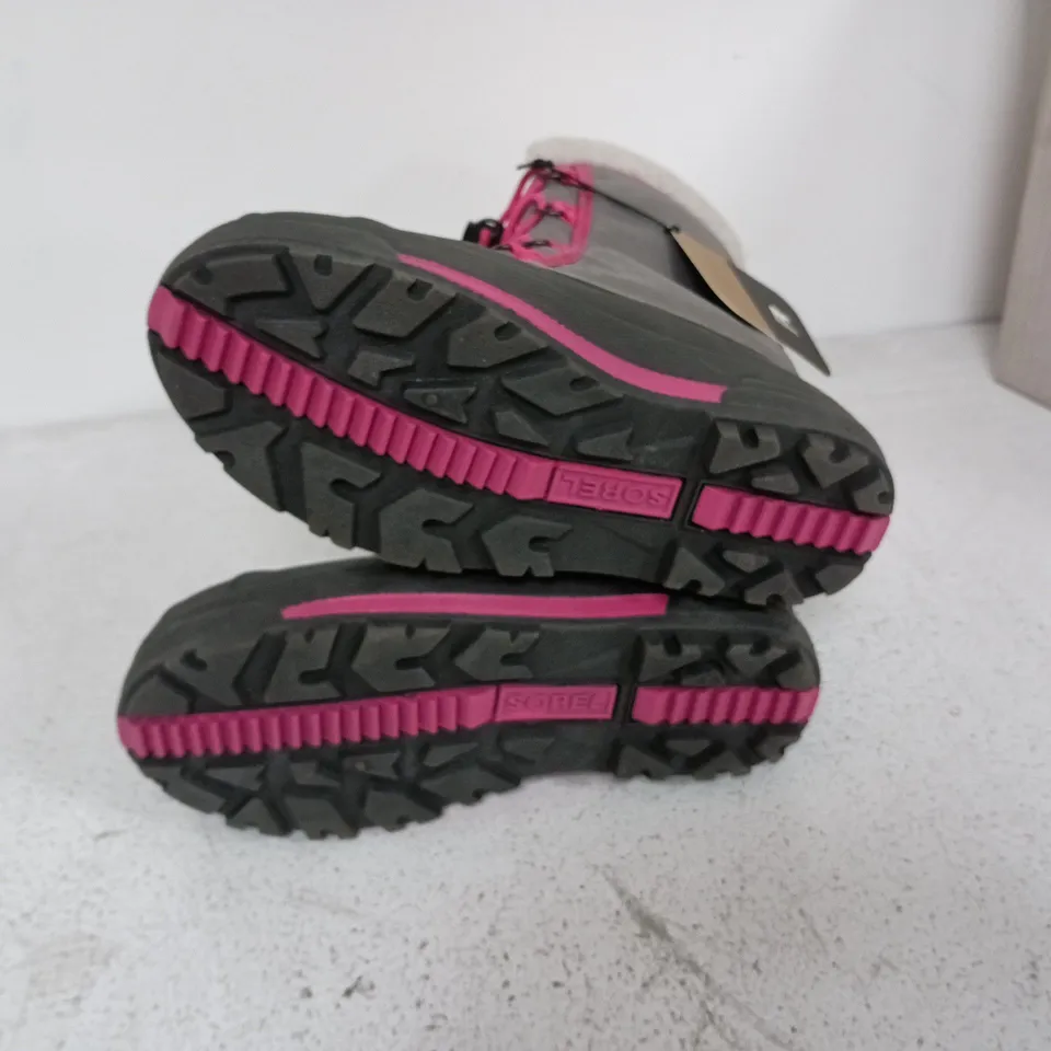 BOXED PAIR OF SOREL YOUTH CUMBERLAND 2 BOOTS IN LIGHT GREY/PINK - UK 4.5