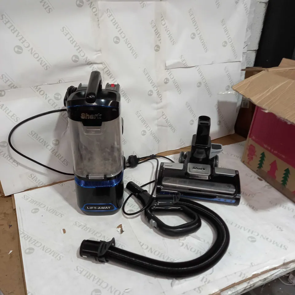 SHARK NV602UK LIFT-AWAY UPRIGHT VACUUM CLEANER 