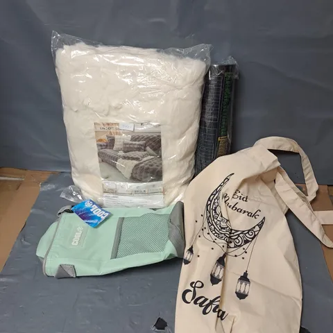 APPROXIMATELY 20 ASSORTED HOUSEHOLD ITEMS TO INCLUDE SOFA COVER, EID MUBARAK TOTE BAG, COOL BAG, ETC