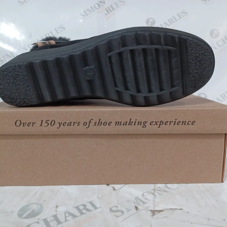 BOXED PAIR OF CUSHION-WALK FAUX FUR LINED ANKLE BOOTS IN BROWN SIZE 7