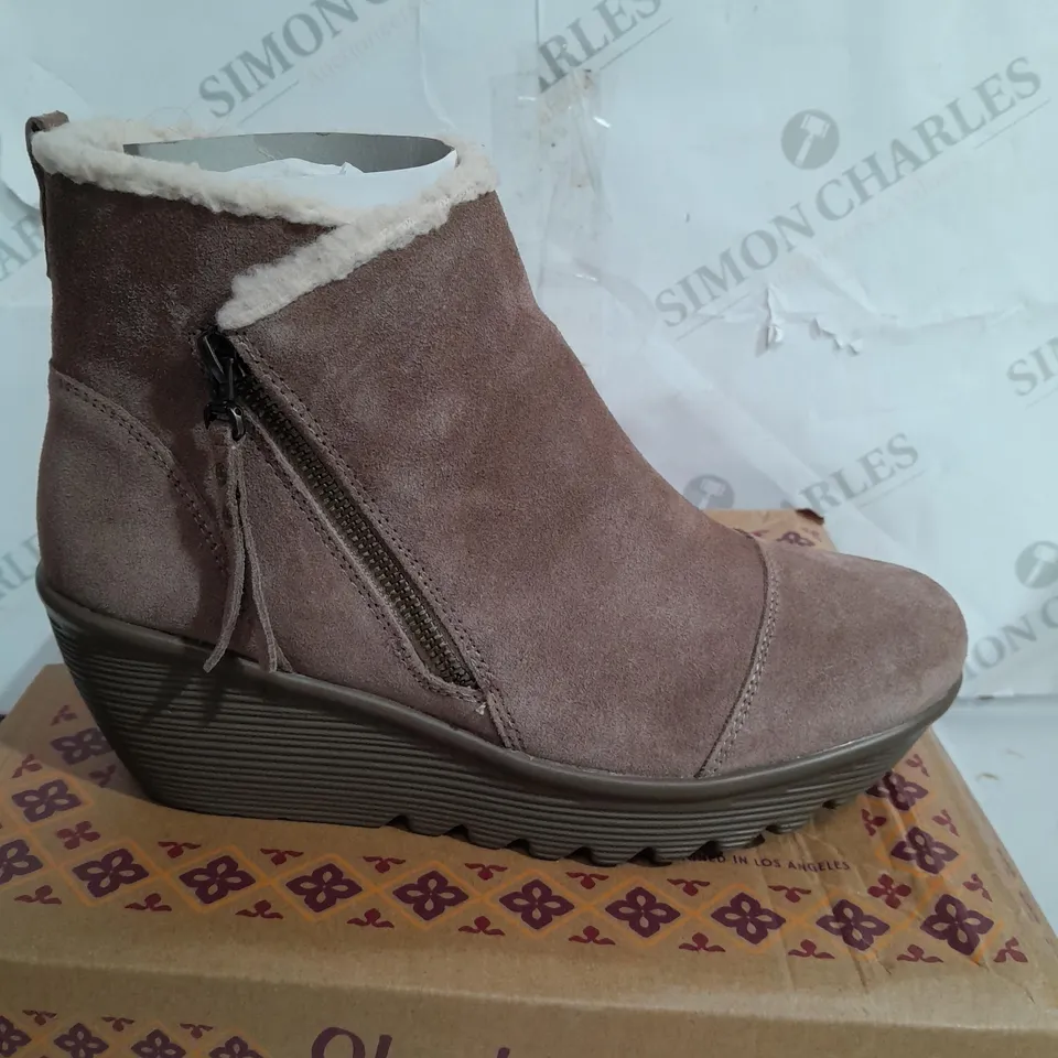 BOXED PAIR OF SKECHERS ANKLE BOOTS IN MUSHROOM UK SIZE 7