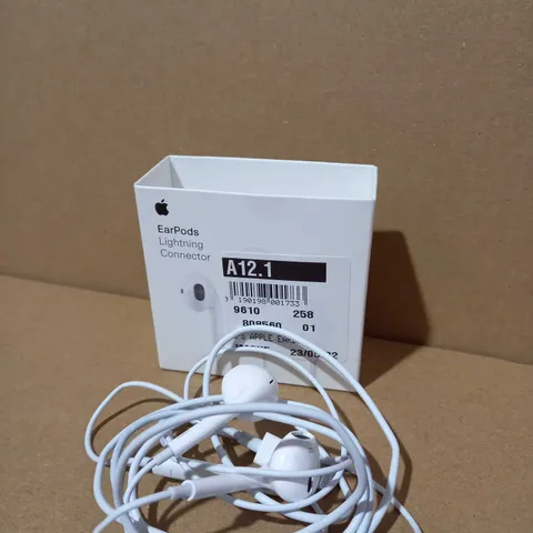 APPLE EARPODS WITH LIGHTENING CONNECTOR