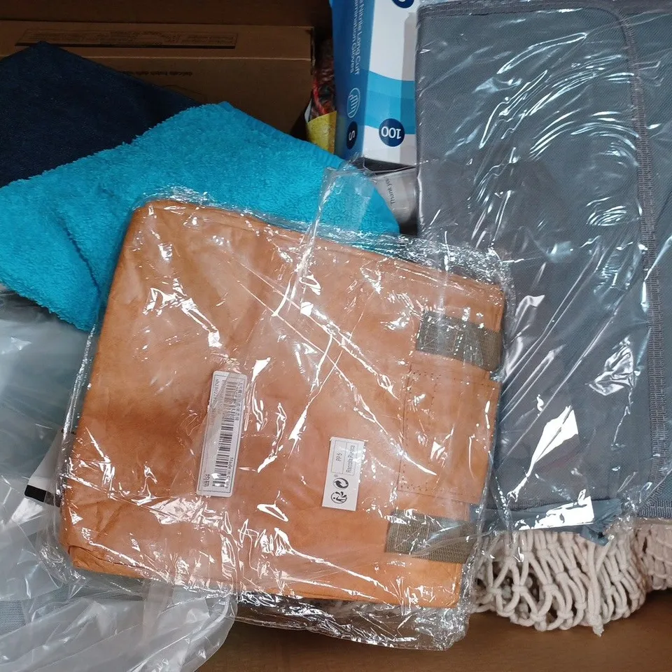 BOX OF APPROXIMATELY 20 ASSORTED HOUSEHOLD ITEMS TO INCLUDE UMBRELLA IN RED, LUXURY HOT WATER BOTTLE, J BORN DINOSAUR WATER BOTTLE, ETC