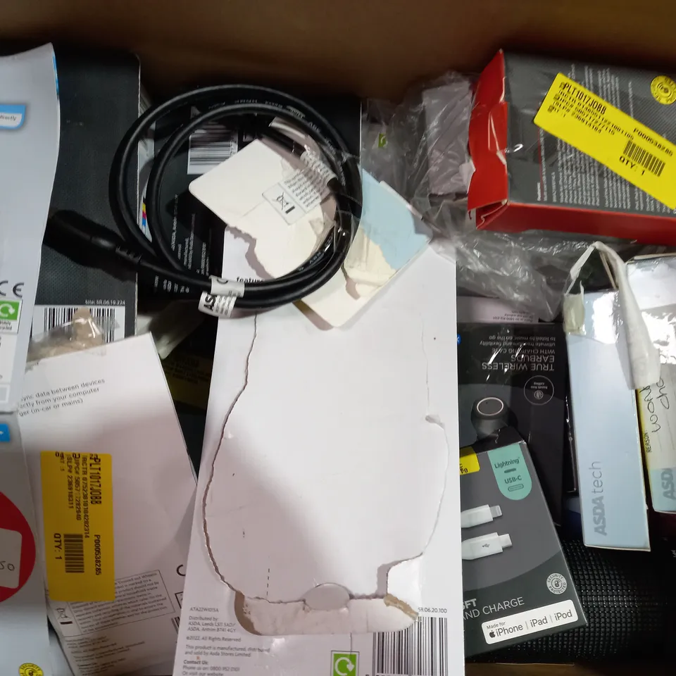 BOX OF APPROXIMATELY 20 ASSORTED ELECTRICAL ITEMS TO INCLUDE SWIPE FLAMINGO 3-IN-1 CHARGING CABLE, HAMA FM TRANSMITTER, MIXX MAGNETIC VENT MOUNT, ETC