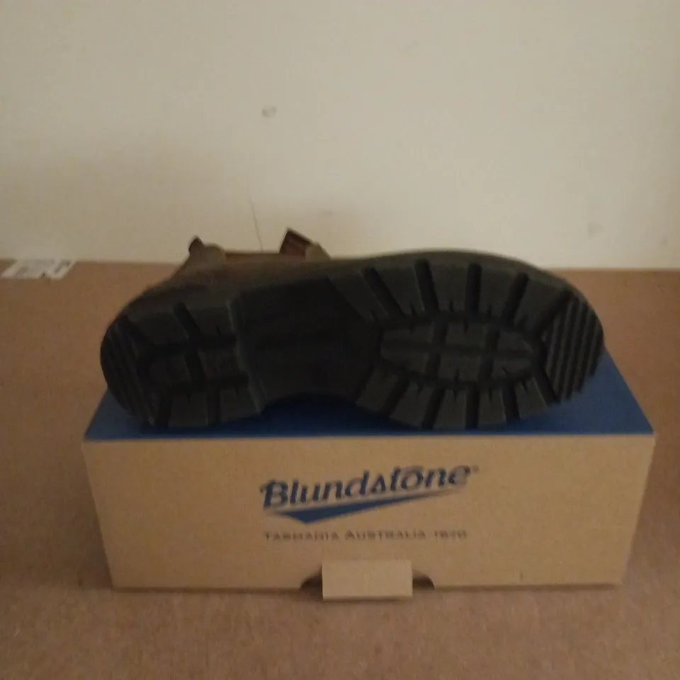BOXED PAIR OF BLUNDSTONE ELASTIC SIDED BOOT LINED IN BROWN - UK 8.5