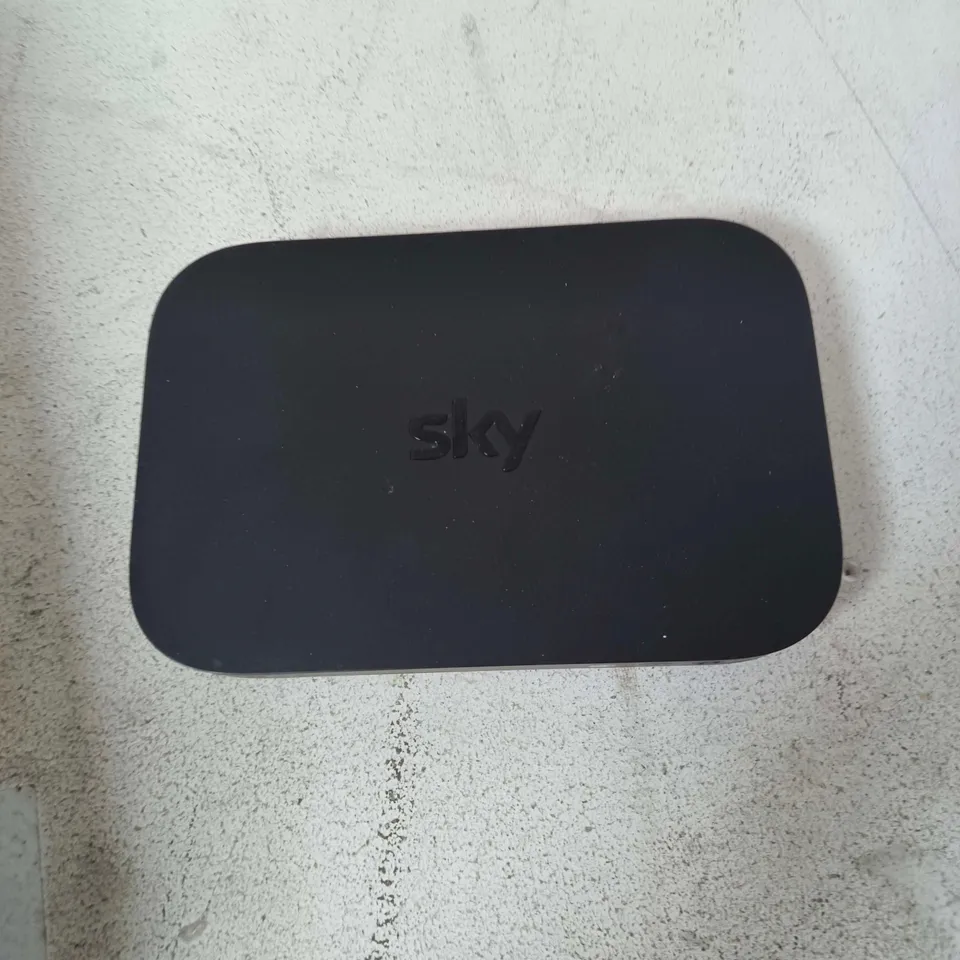 TOTE OF APPROXIMATELY 10 ASSORTED ITEMS TO INCLUDE: SKY ROUTER 