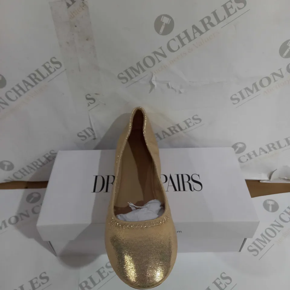BOXED PAIR OF DREAM PAIRS SIZE 8 SOLE-HAPPY GOLD SLIPPER 