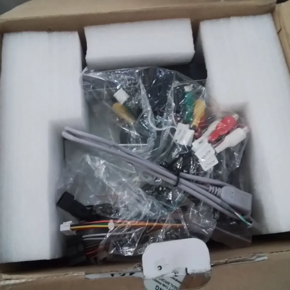 LARGE BOX CONTAINING ASSORTED CAR MULTIMEDIA SYSTEM INTERFACES // MODELS VARY