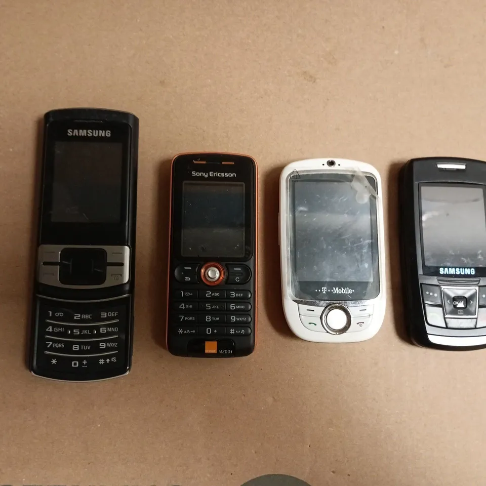 APPROXIAMTELY 10 ASSORTED OLD MOBILE PHONE TO INCLUDE SAMSUNG, SONY ERICSSON, ETC