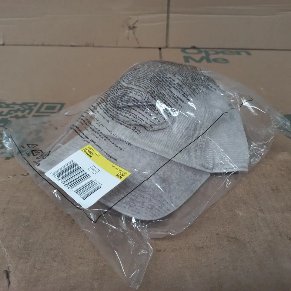 BAGGED NIKE UNISEX CAP IN ASH TAUPE SIZE S/M