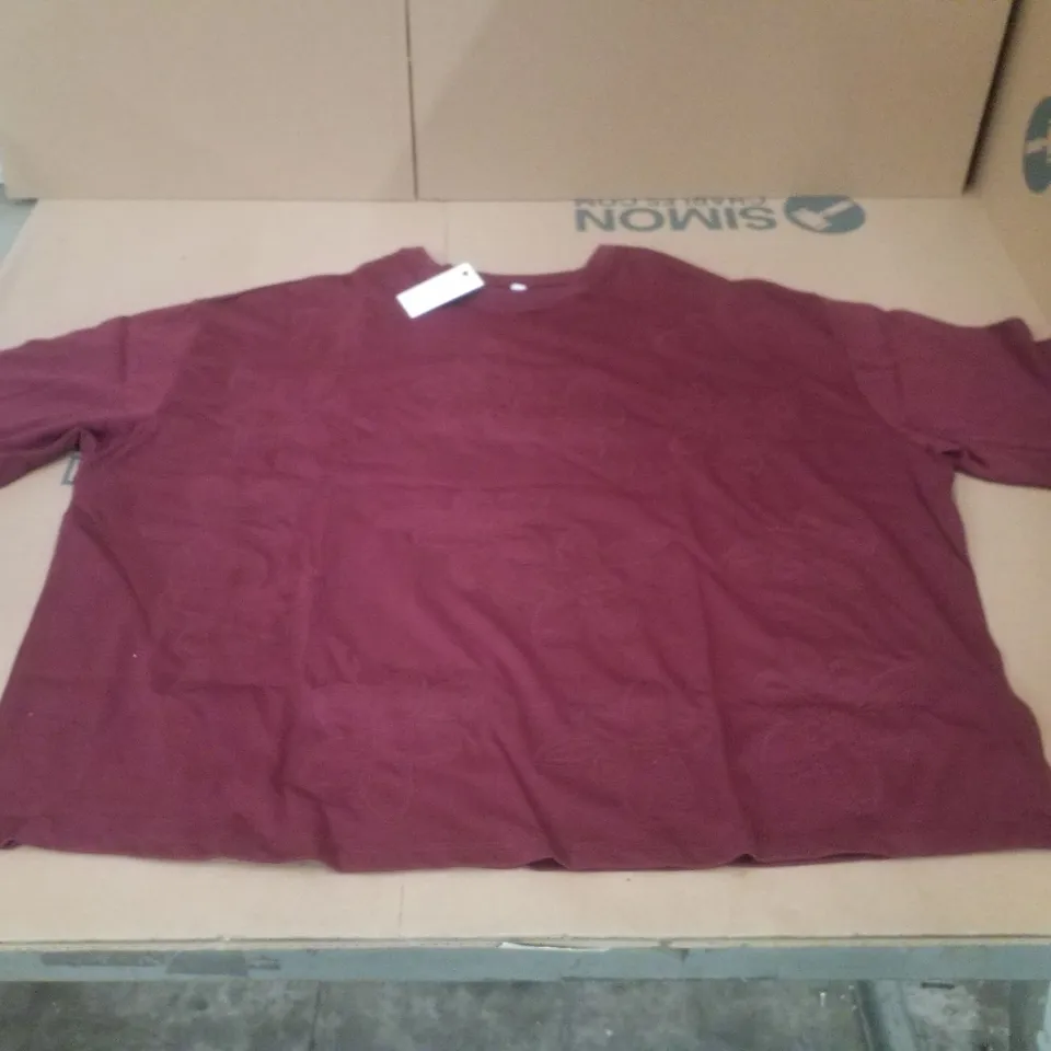 BOX CONTAINING APPROXIMATELY 9 BRAND NEW SIMPLY BE BURGUNDY FLORAL BURNOUT TEES - SIZE 22