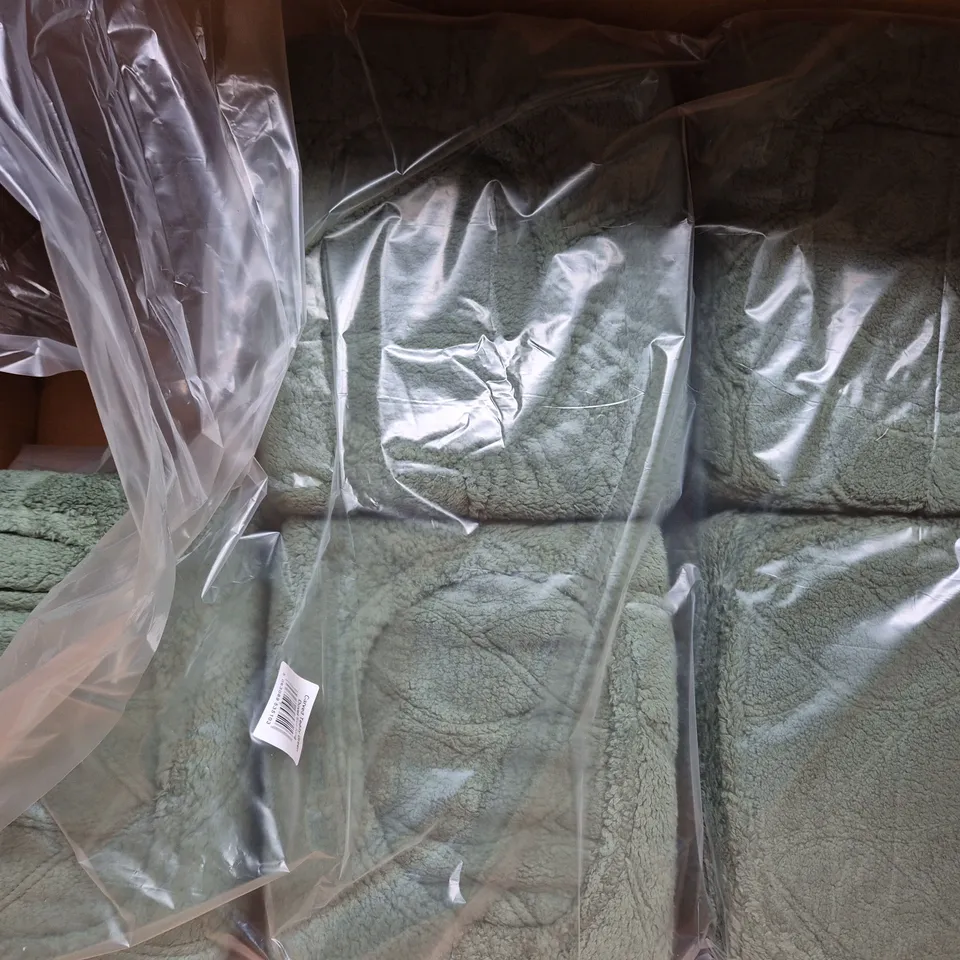 BOX TO INCLUDE APPROXIMATELY 6 SUPER SNUGGLY KING SIZE TEDDY FLEECE DUVET SETS IN GREEN - COLLECTION ONLY