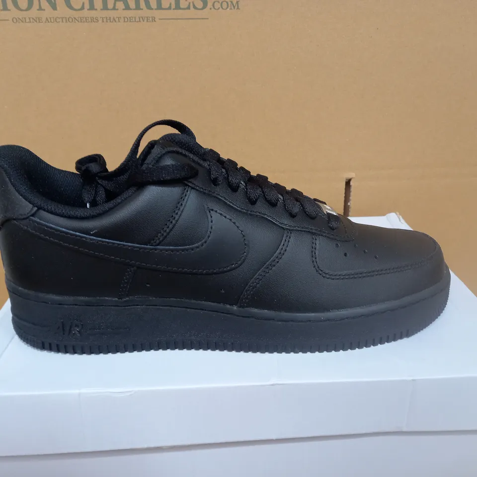 BOXED PAIR OF SIZE 9.5 NIKE AIR FORCE 1 TRAINERS 