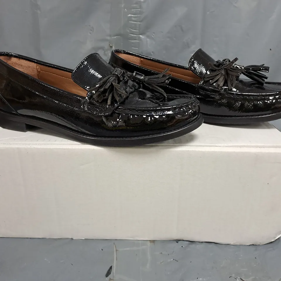 BOXED PAIR OF MODA IN PELLE ESPELETTE LOAFERS IN BLACK SIZE 6
