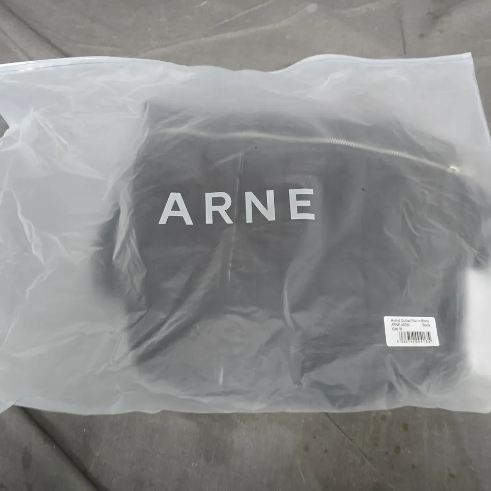 BAGGED ARNE HYNRID QUILTED GILET IN BLACK - MEDIUM