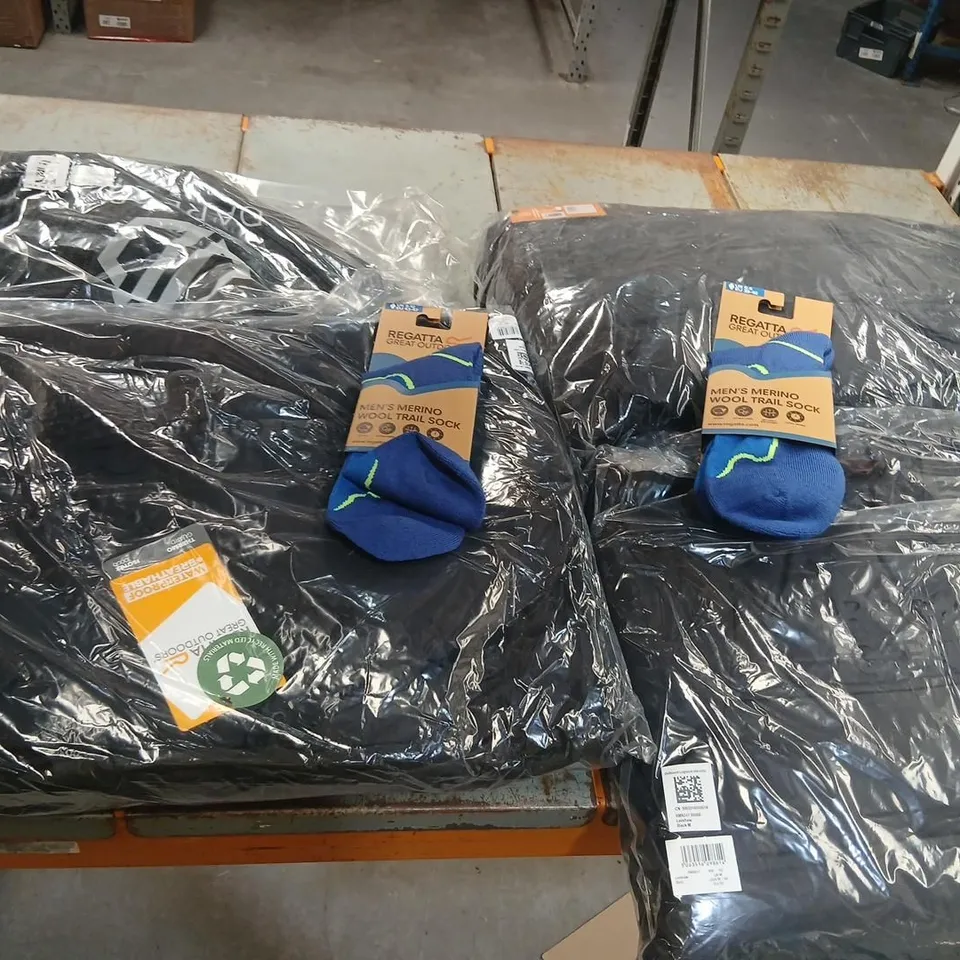 APPROXIMATELY 6 ITEMS OF ASSORTED REGATTA/DARE2B CLOTHING AND ACCESSORIES