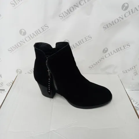 BOXED PAIR OF SKECHERS TAXI ZIPPER BOOTIES UK SIZE 4.5