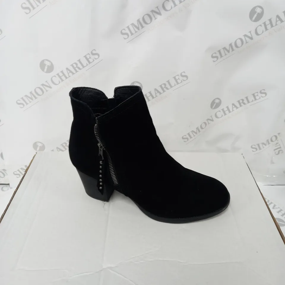 BOXED PAIR OF SKECHERS TAXI ZIPPER BOOTIES UK SIZE 4.5