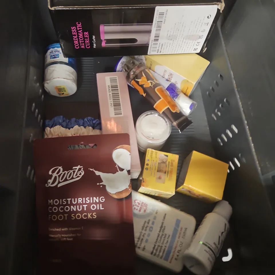 APPROXIMATEY 20 ASSORTED HEALTH AND BEAUTY PRODUCTS TO INCLUDE - HERBAL ESSENCES  MOISTURISE SHAMPOO - KINKY-CURLY CURLING CUSTARD - ALOEDENT CHARCOAL TOOTHPASTE - ETC