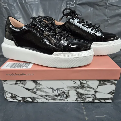 BOXED PAIR OF MODA IN PELLE BANQUETTE LACE UP CHUNKY TRAINERS IN BLACK SIZE 5