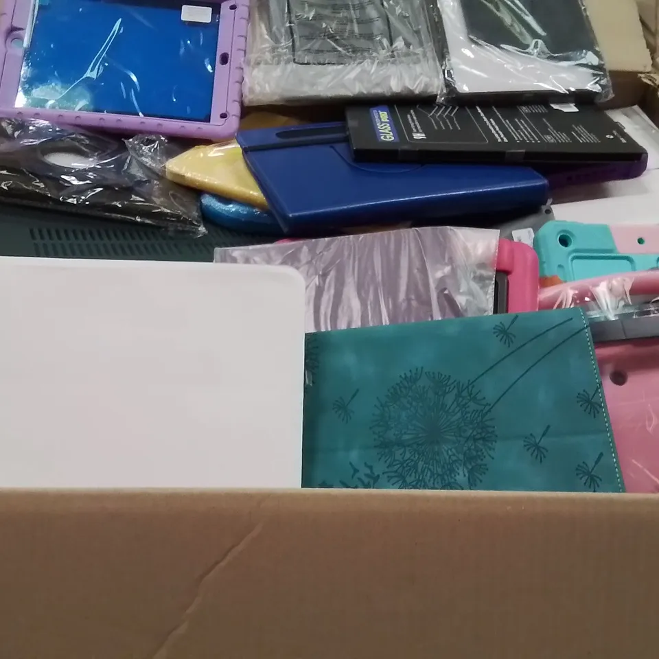 PALLET CONTAINING A LARGE QUANTITY OF TABLET CASES AND SCREEN PROTECTORS 