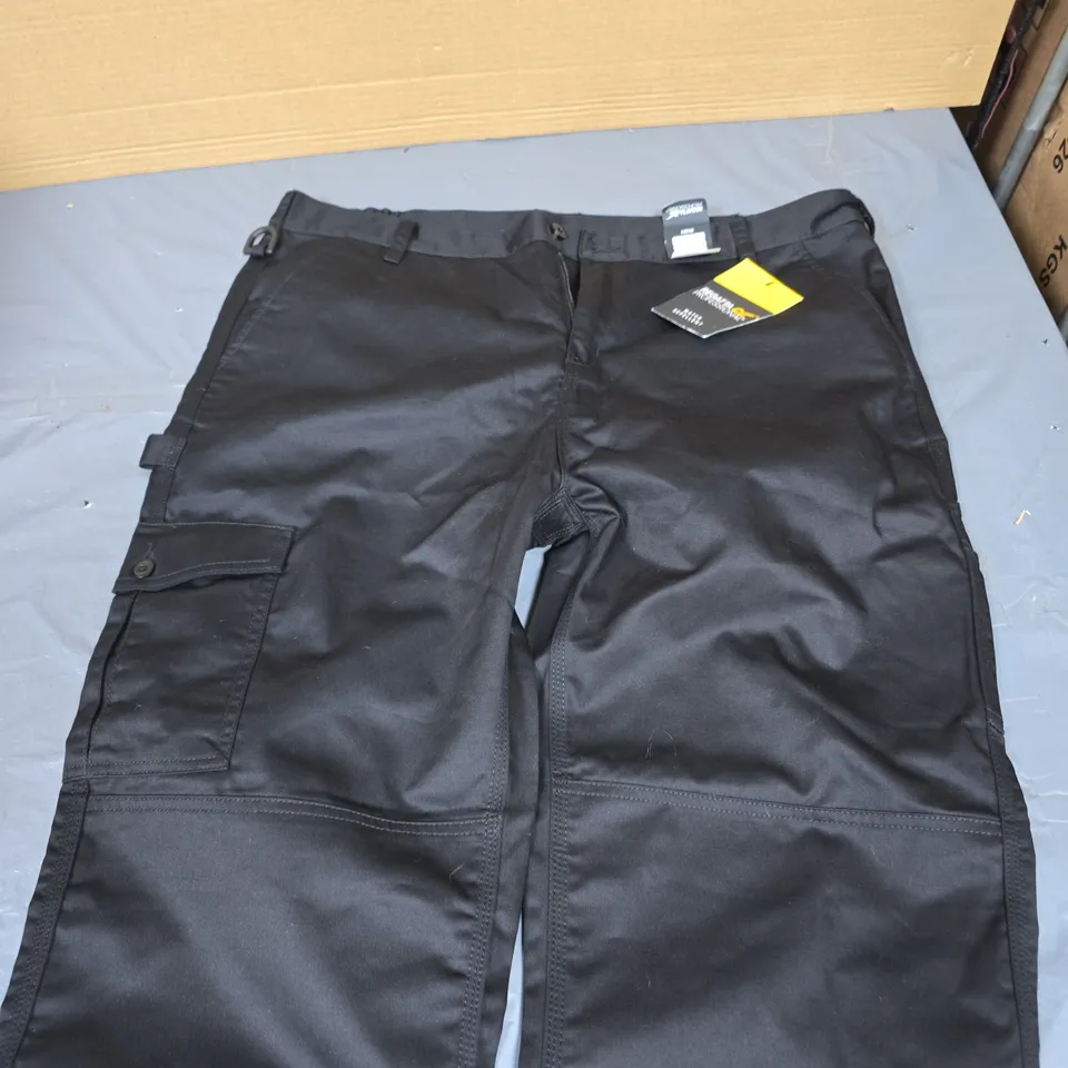 REGATTA PROFESSIONAL MEN'S WATER-REPELLENT CARGO TROUSERS, BLACK, UK 40 