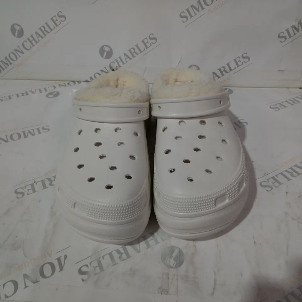 WHITE THICK CROCS STYLE SIZE 37/38