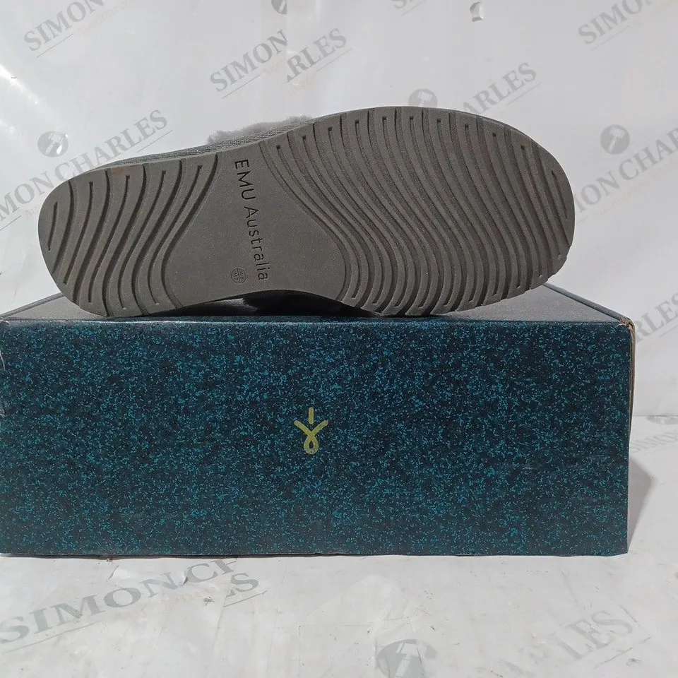 BOXED PAIR OF EMU AUSTRALIA SLIPPER IN CHARCOAL SIZE 6
