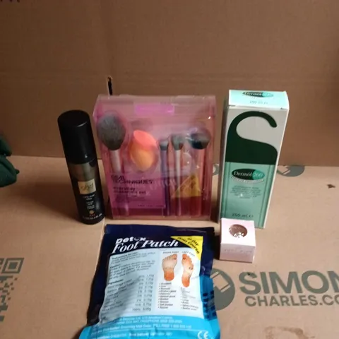 APPROXIMATEY 20 ASSORTED HEALTH AND BEAUTY PRODUCTS TO INCLUDE - GHD HAIRSPRAY - REAL TECHNIQUES MAKE-UP BRUSH SET AND DERMOL 200 SHOWER EMOLLIENT