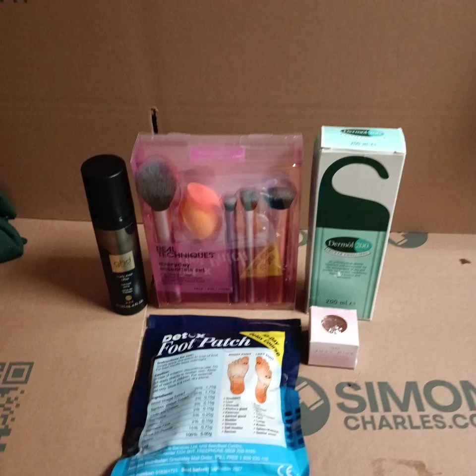 APPROXIMATEY 20 ASSORTED HEALTH AND BEAUTY PRODUCTS TO INCLUDE - GHD HAIRSPRAY - REAL TECHNIQUES MAKE-UP BRUSH SET AND DERMOL 200 SHOWER EMOLLIENT