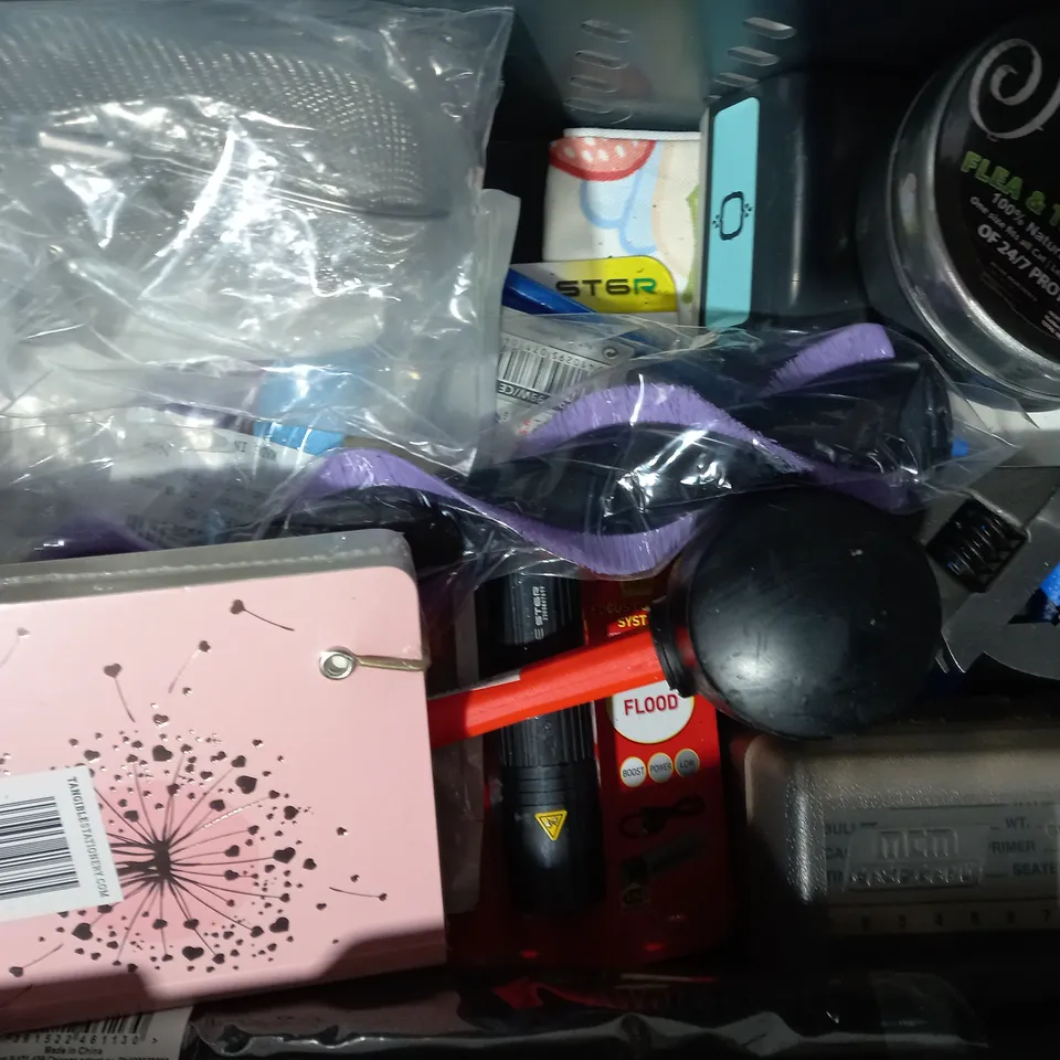 APPROXIMATELY 15 ASSORTED HOUSEHOLD ITEMS TO INCLUDE DOUBLE KNIT YARN, TOUCH ACTIVATED TIMER SWITCH, PAIR OF 2KG DUMBBELLS, ETC