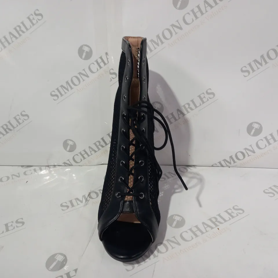 BOXED PAIR OF DESIGNER MESH STILETTO HIGH HEELS IN BLACK EU SIZE 40