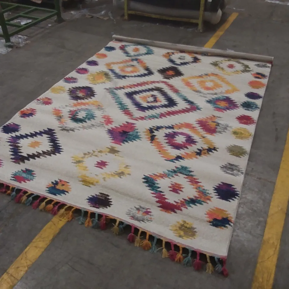 QUALITY DESIGNER RUG - APPROXIMATELY 200 x 290cm