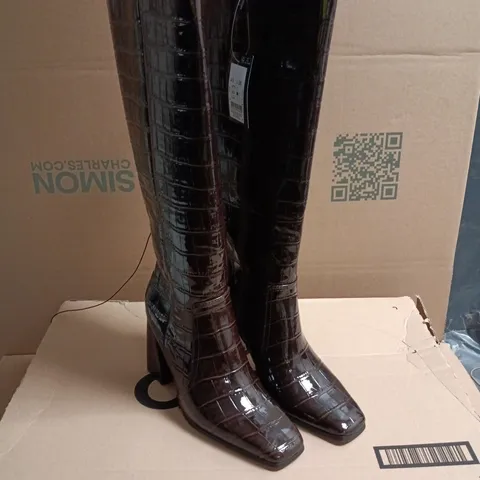 BOXED PAIR OF NEW LOOK BROWN CROCODILE EFFECT FAUX LEATHER BOOTS - 5