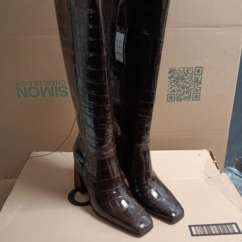 BOXED PAIR OF NEW LOOK BROWN CROCODILE EFFECT FAUX LEATHER BOOTS - 5