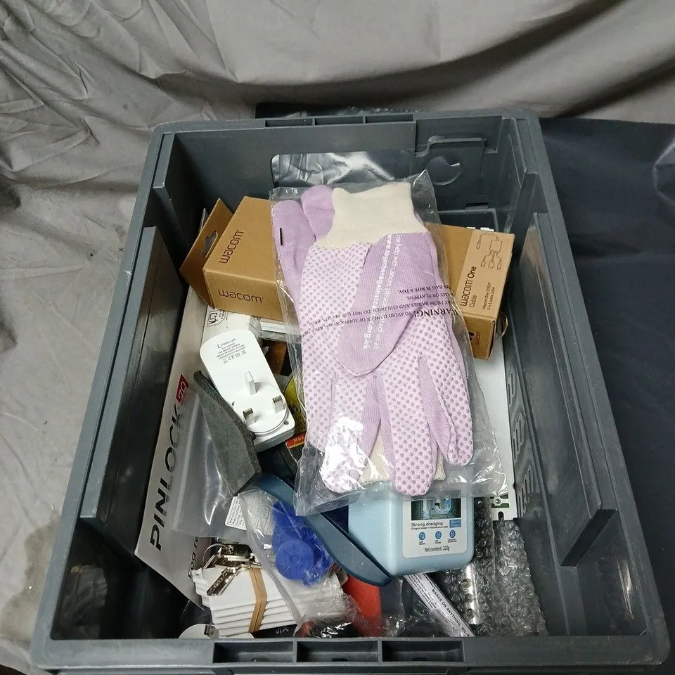 APPROXIMATELY 16 ASSORTED HOUSEHOLD ITEMS TO INCLUDE GARDEN GLOVES, WACOM ONE CABLE, PLUG IN NIGHT LIGHT, PIPE DREDGING AGENT ETC