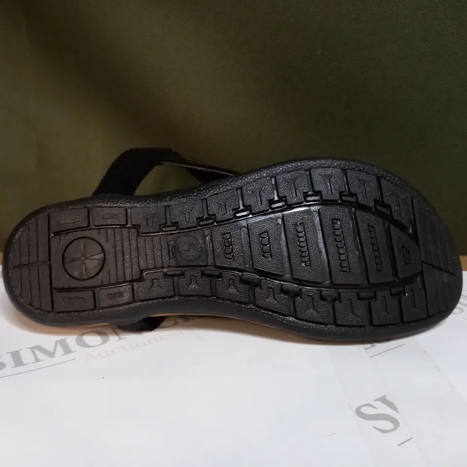 KASARA FAUX PEARL DETAIL THONG SANDAL - SIZE 5