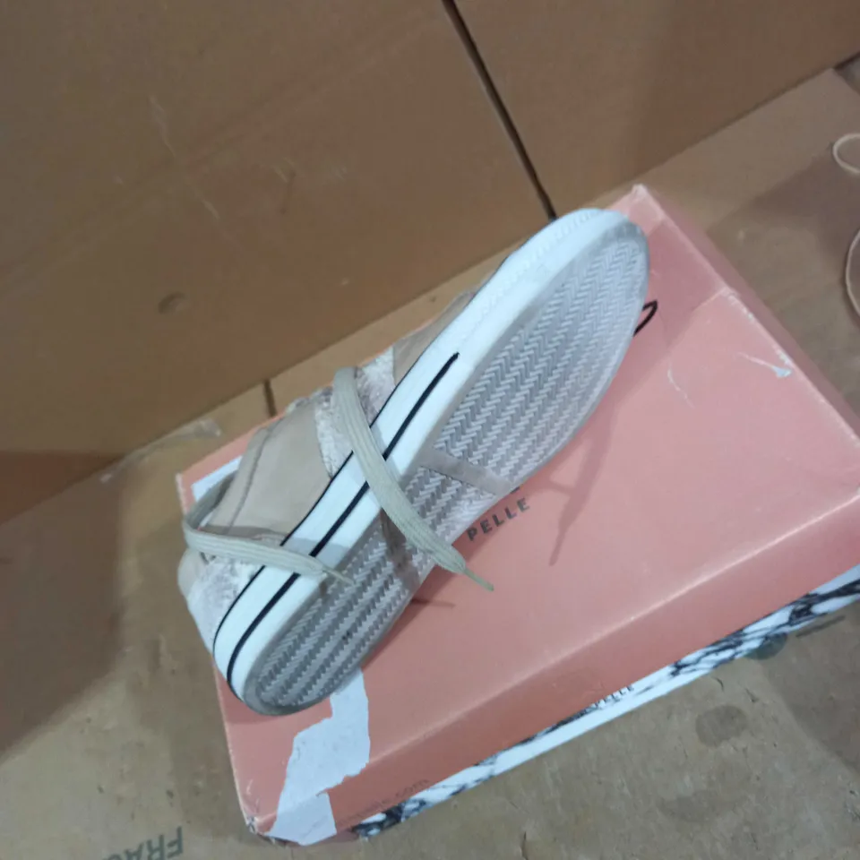 MODA STYLE CREAM TRAINER SIZE 6 