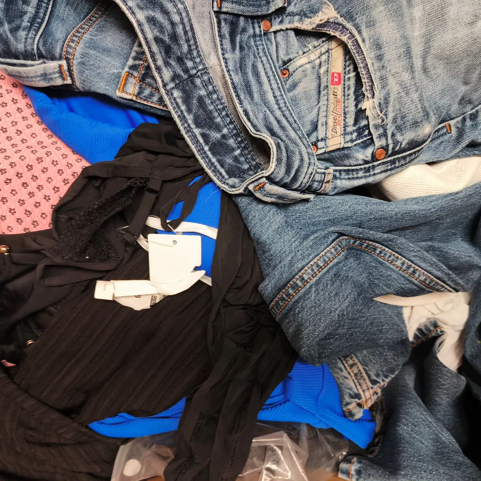 APPROXIMATELY 20 ASSORTED CLOTHING AND FASHION PRODUCTS IN VARIOUS STYLES AND SIZES - COLLECTION ONLY