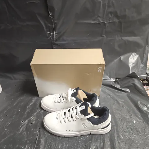 ON RUNNING THE ROGER SNEAKERS β WHITE/BLUE, BOXED THE ROGER ADVANTAGE TUK SIZE 8