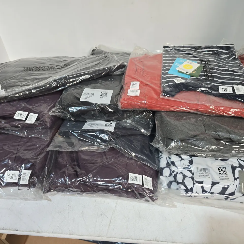 LOT OF APPROXIMATELY 10 ASSORTED BRAND NEW REGATTA AND DARE2BE CLOTHING ITEMS