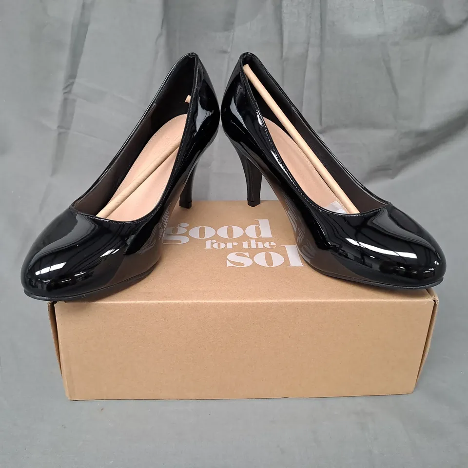BOXED PAIR OF GOOD FOR THE SOLE WIDE FIT COMFORT CLOSED TOE HEELED SHOES IN GLOSSY BLACK SIZE 7