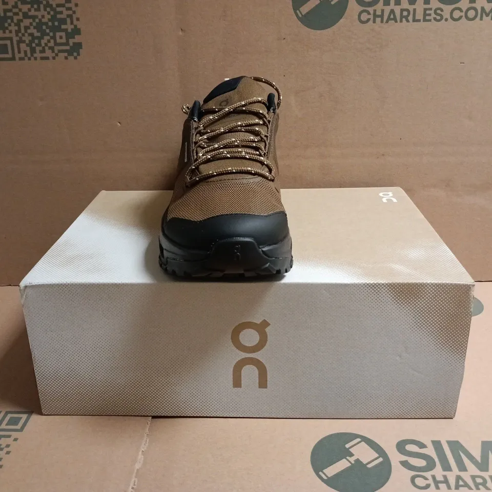 BOXED PAIR OF ON CLOUDROCK LOW WATERPROOF SHOES IN EARTH BROWN/BLACK SIZE 8.5