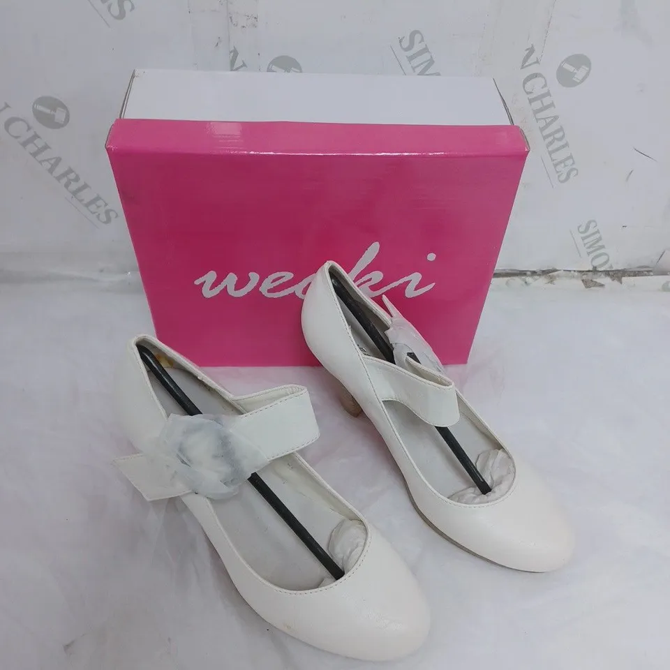 APPROXIMATELY 10 PAIRS OF BOXED WECKI WHITE BUCKLE HEELS IN VARIOUS SIZES 