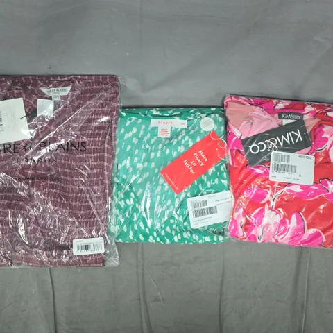 BOX OF APPROXIMATELY 20 ASSORTED CLOTHING AND FASHION ITEMS IN VARIOUS STYLES, SIZES, AND COLOURS - COLLECTION ONLY