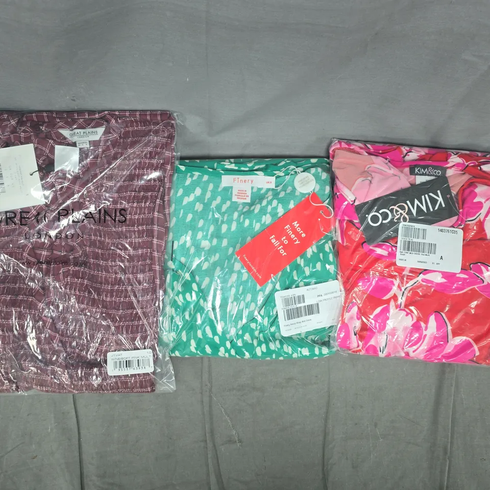 BOX OF APPROXIMATELY 20 ASSORTED CLOTHING AND FASHION ITEMS IN VARIOUS STYLES, SIZES, AND COLOURS - COLLECTION ONLY