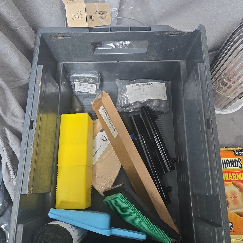APPROXIMATELY 25 ASSORTED DIY TOOLS & HARDWARE IN PLASTIC STORAGE TUB – MIXED LOT