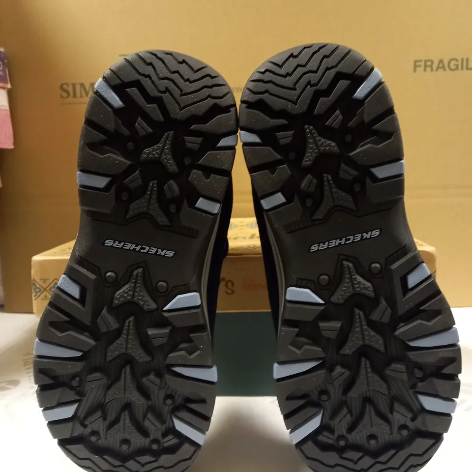 SKETCHERS WATERPROOF BOOT SIZE 4.5